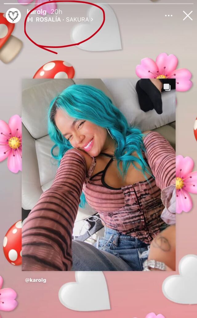 Karol G escuchando 'Sakura'