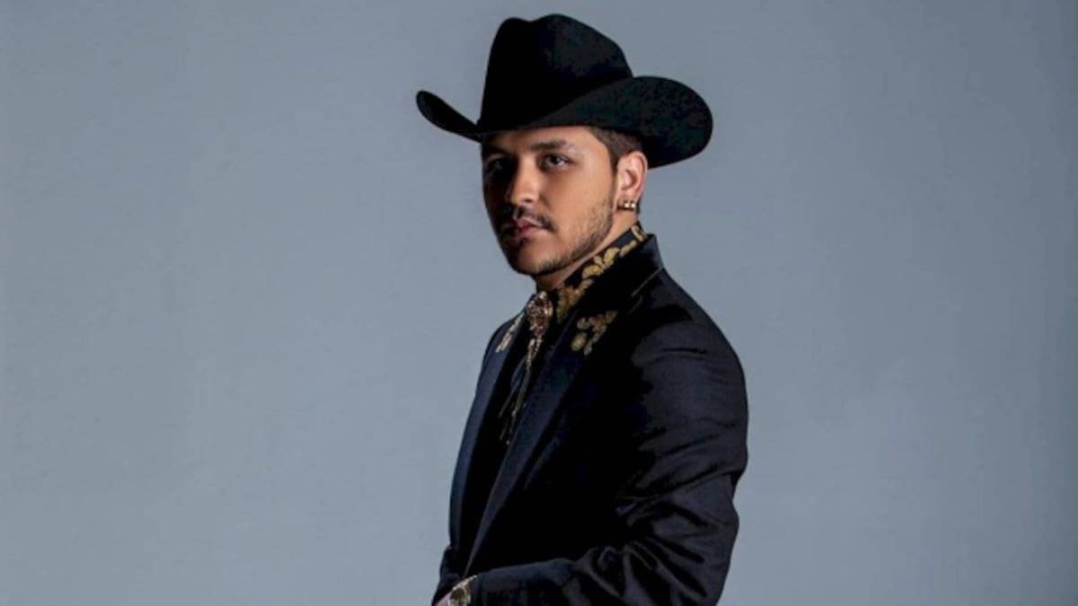 Sale el álbum Deluxe de Christian Nodal