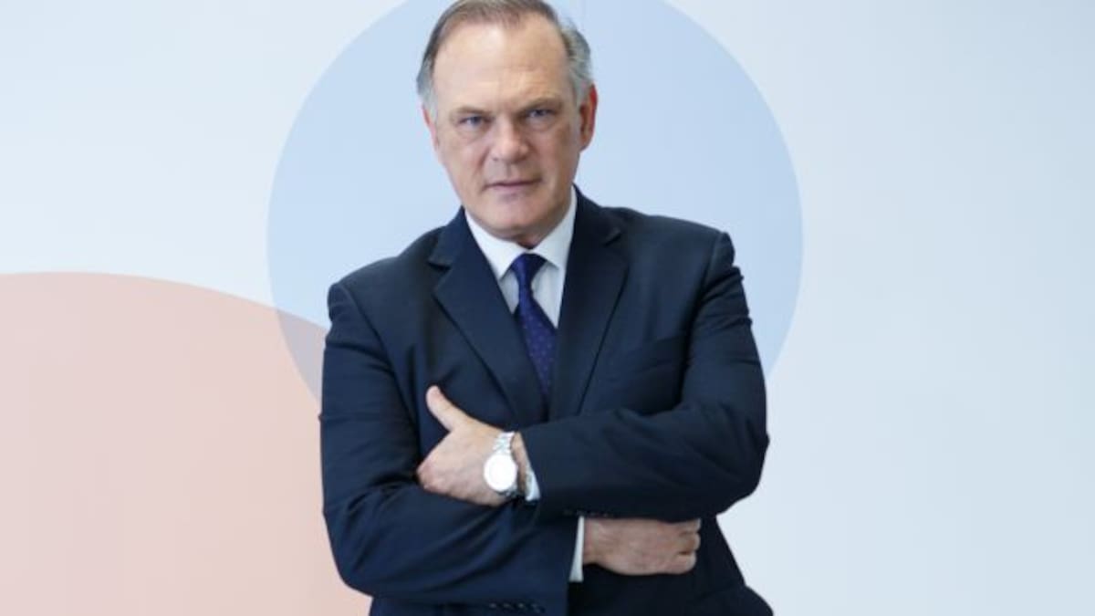 El ataque de risa contagiosa de Pedro Piqueras en pleno informativo