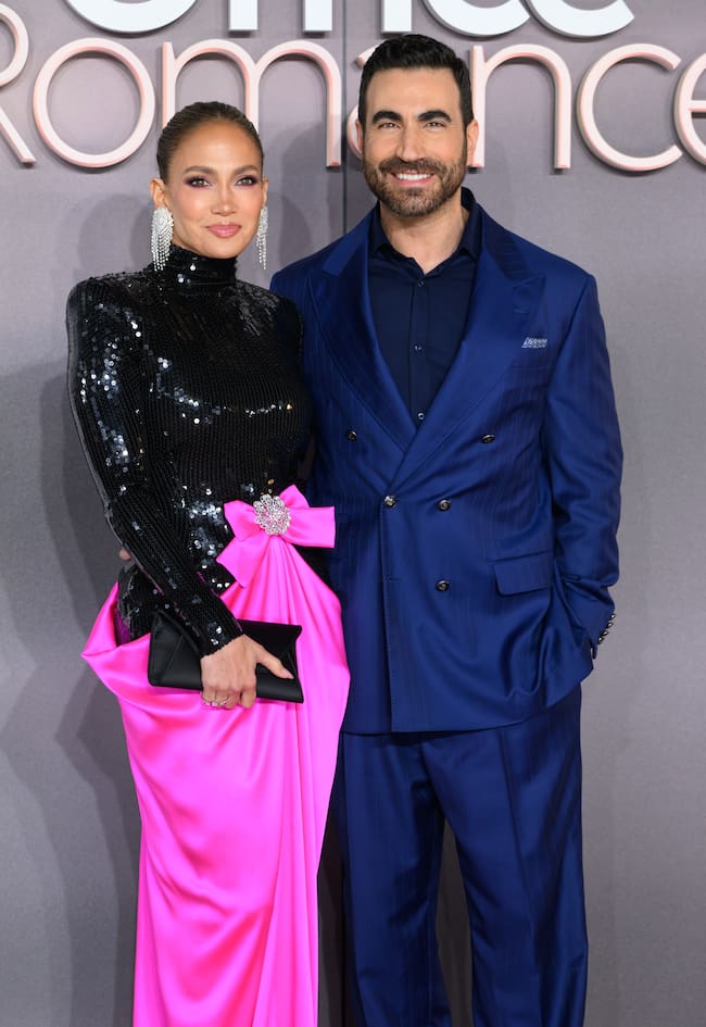 Jennifer Lopez y Brett Goldstein en 'Turbulencias en la oficina'