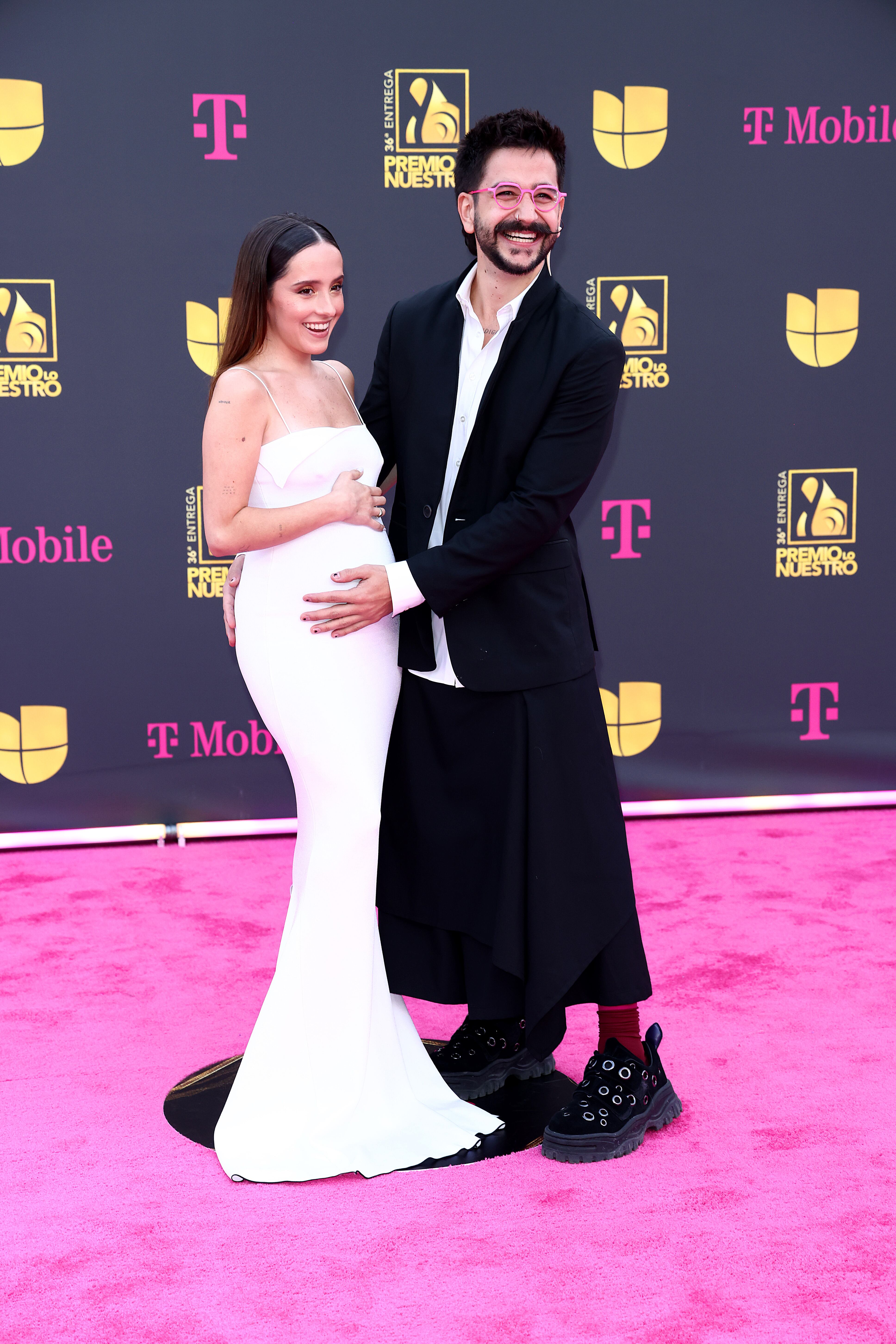 Primera alfombra de la parejita más dulce de la escena latina. Tras anunciar su segundo embarazo y la espera de Amaranto, ahora toca lucir barriguita. Combinación perfecta de blanco y negro. Él dejando muestra de su siempre original estilismo en la falda del traje y el calzado.