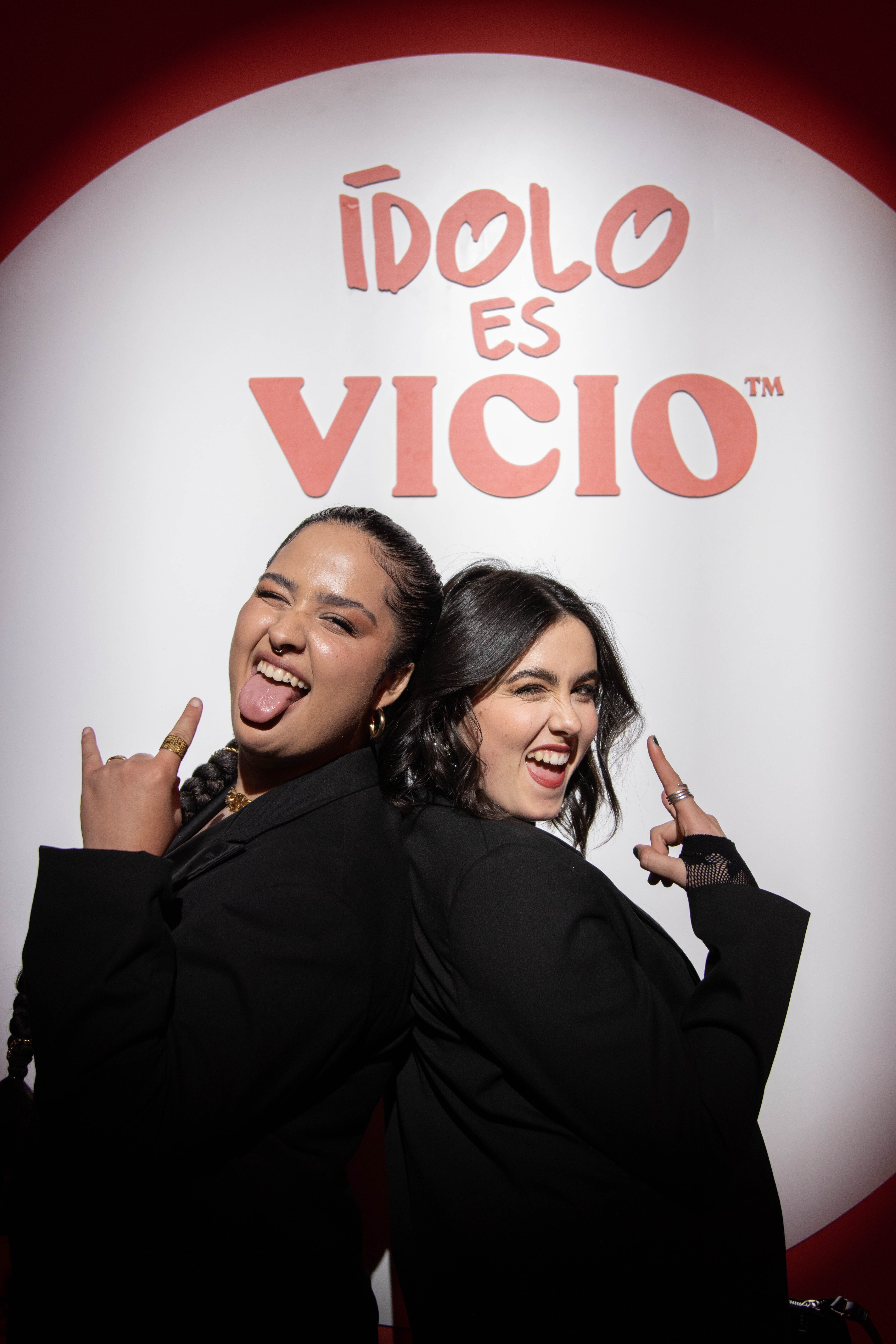 Si los Oscar tienen la after party de Vanity Fair, cuya alfombra roja se convierte en un nuevo escaparate de tendencias casi tan importante como la de los premios, lo mismo ocurre con los Premios Ídolo. Ya sabemos dónde siguieron la fiesta los chicos de OT. Salma mantuvo su traje de chaqueta negra y consiguió que Chiara siguiera sus pasos y en lugar de lucir su vestido verde, también llevara una blazer.