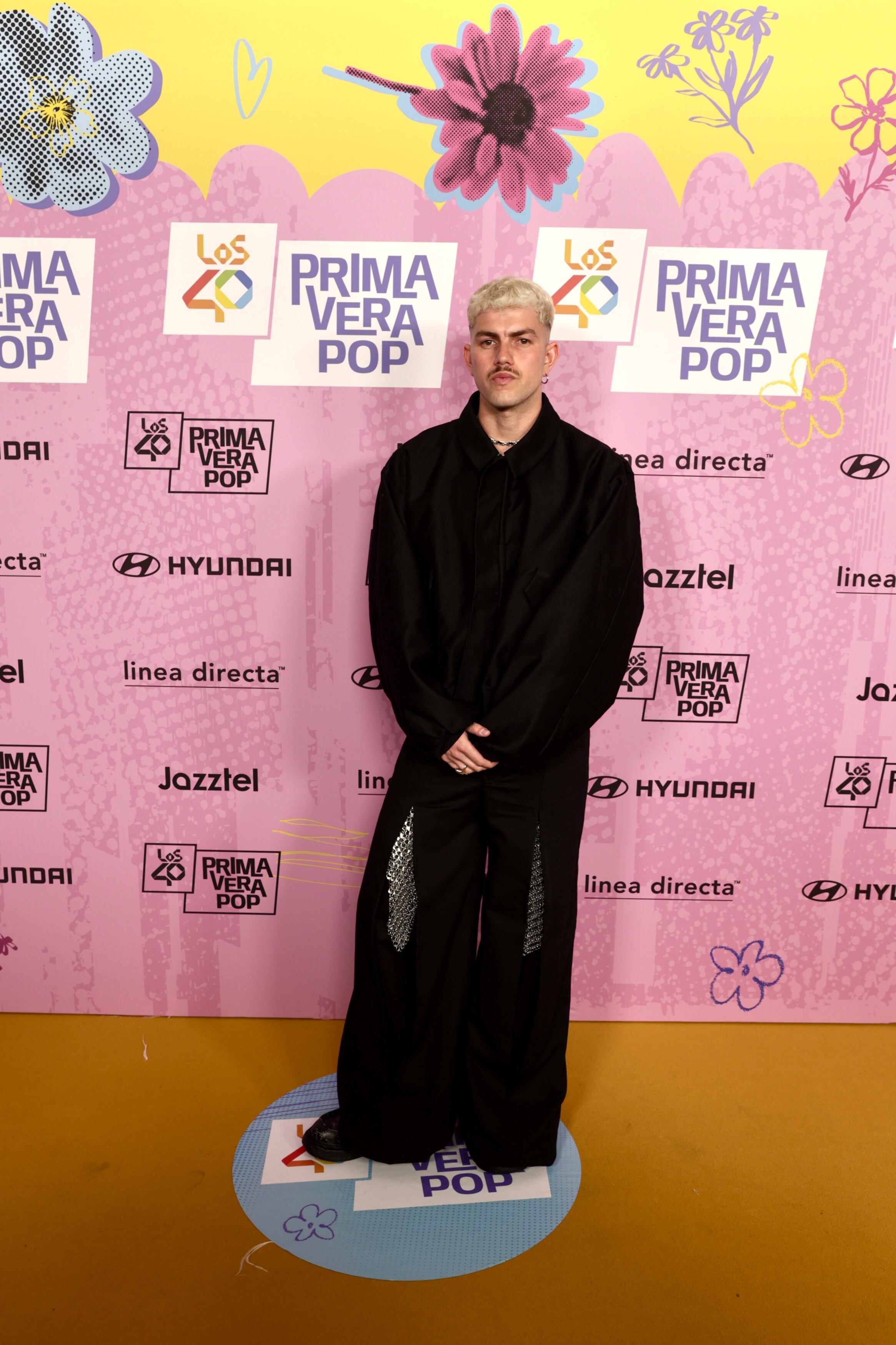 El chico sin prisas, con nuevo disco en la calle y gira anunciada, es uno de los artistas que siempre se preparan para una alfombra para sorprendernos. Hoy con total look negro.