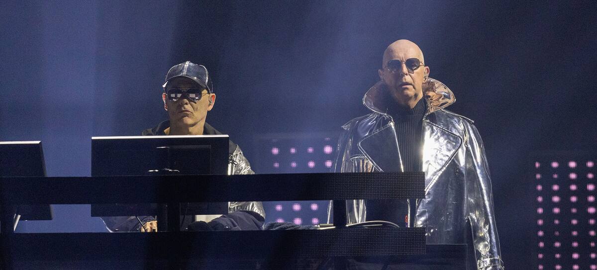 Neil Tennant y Chris Lowe, integrantes de Pet Shop Boys, actuando en el Wembley Arena, Londres, en 2023.