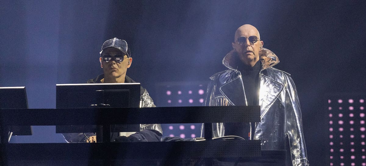 Neil Tennant y Chris Lowe, integrantes de Pet Shop Boys, actuando en el Wembley Arena, Londres, en 2023.
