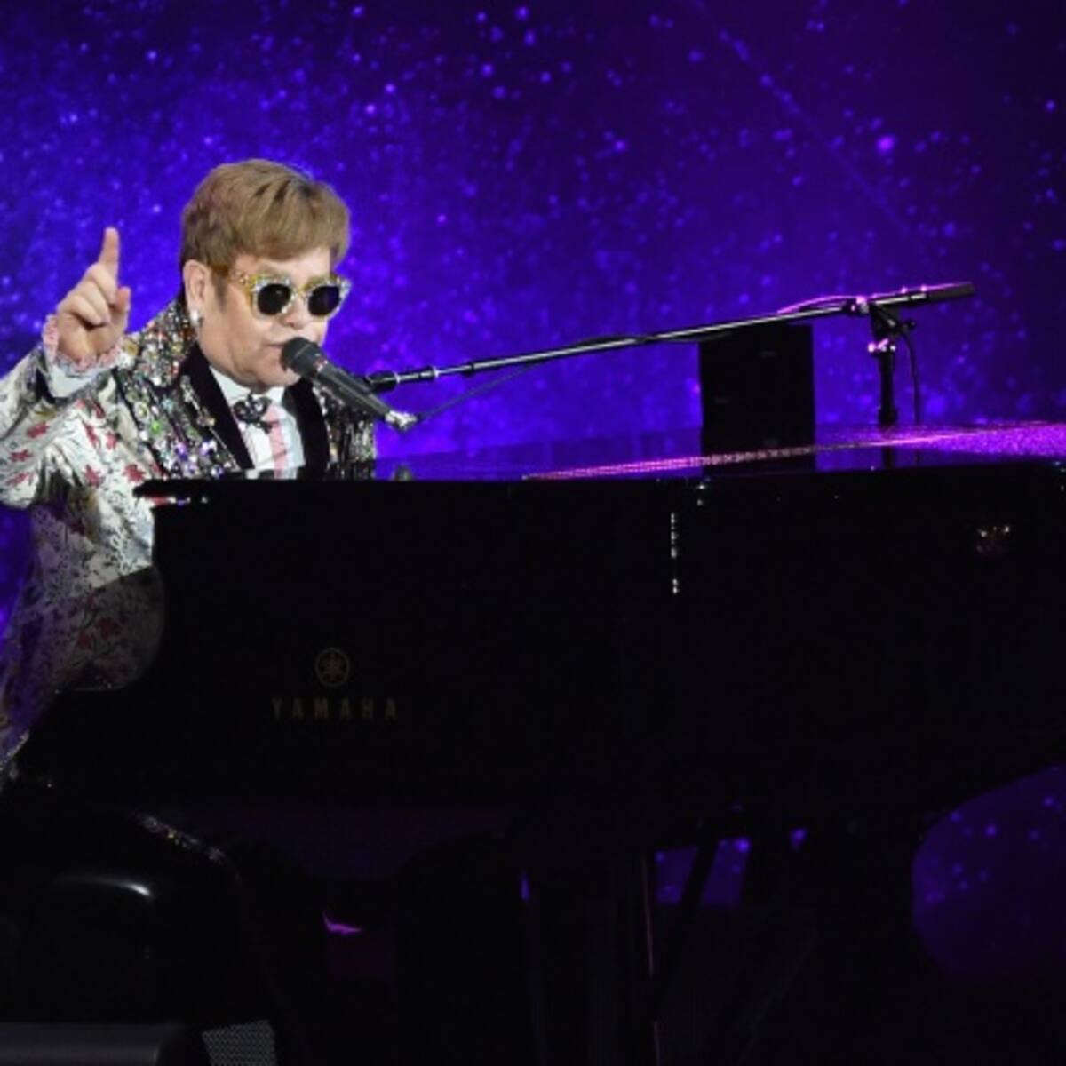 Elton John anuncia su despedida de los escenarios