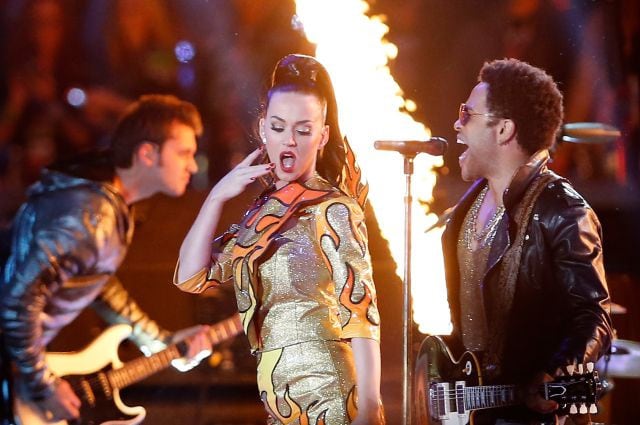 Katy Perry y Lenny Kravitz, durante el intermedio de la Super Bowl 2015