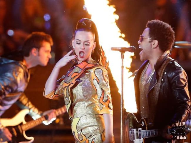 Katy Perry y Lenny Kravitz, durante el intermedio de la Super Bowl 2015