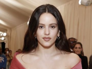 Rosalía se mueve al ritmo de la bachata para presentar su nueva canción