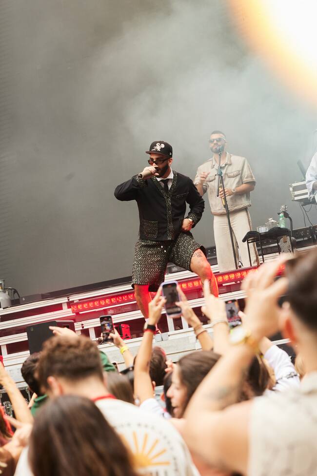 Para este día, Manuel Turizo optó por lucir un traje corto en tonos oscuros y brilli brilli y cumplió con su objetivo: hacer bailar a Madrid entero.