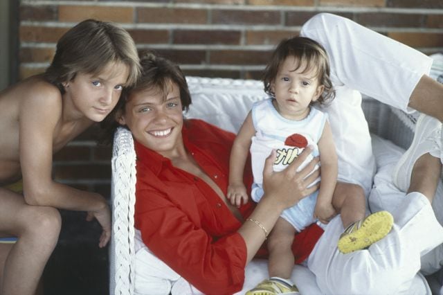 Luis Miguel en Italia, año 1985, posando con sus hermanos Alejandro y Sergio.