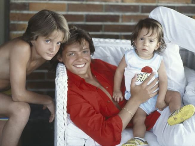 Luis Miguel en Italia, año 1985, posando con sus hermanos Alejandro y Sergio.