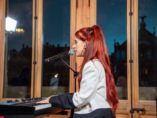 Un recital íntimo con las fachadas del antiguo hospital de la Santa Creu y Sant Pau de fondo.