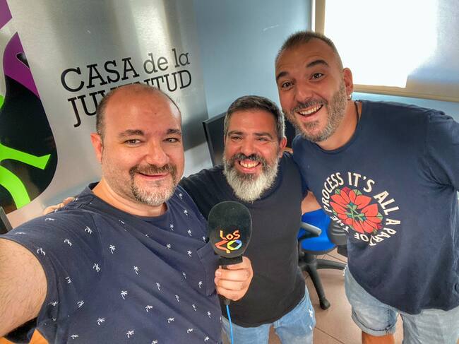 Dos de los componentes de El Club de los 25 en la grabación de LOS40 Play Talavera desde la Casa de la Juventud