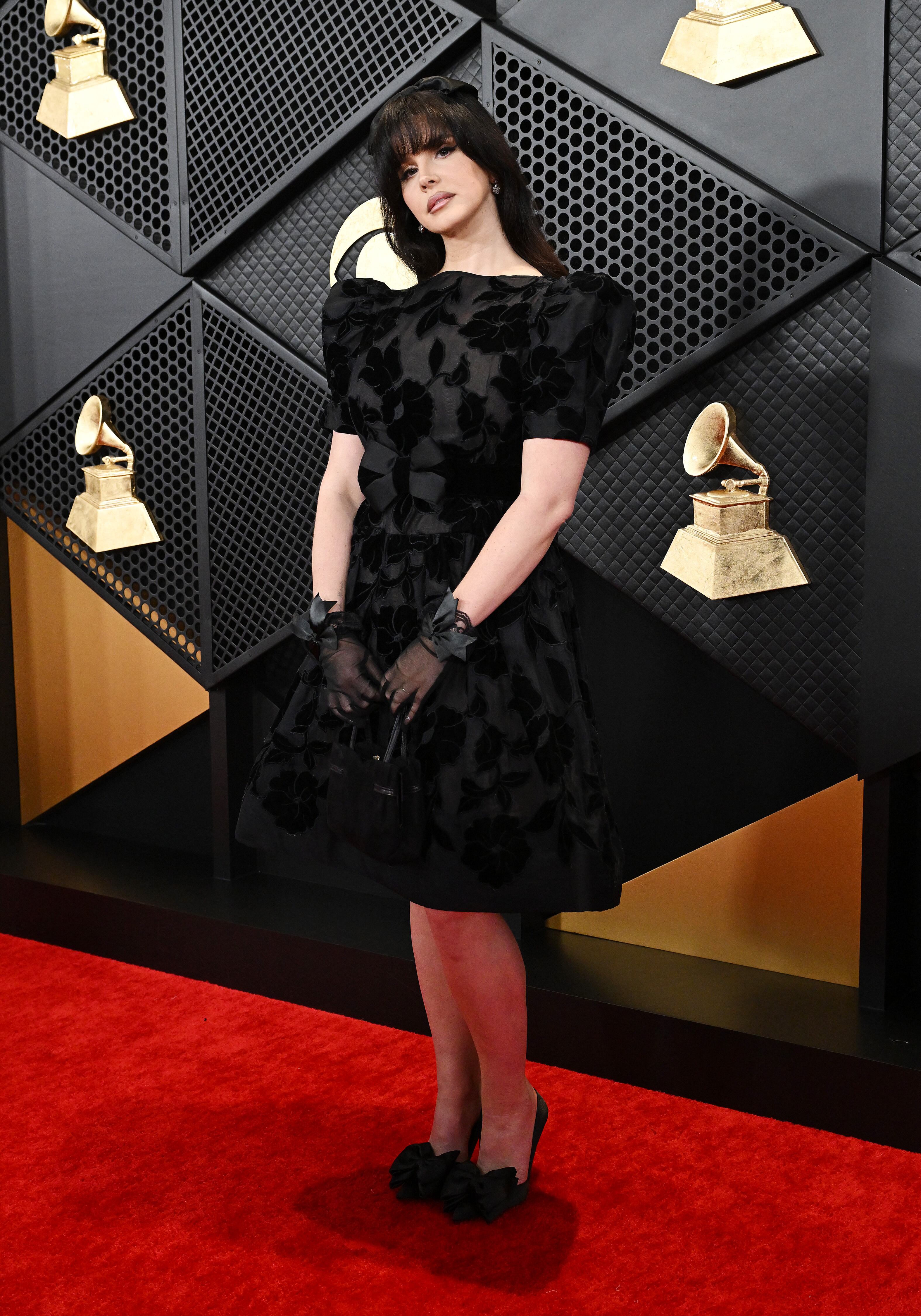 Lana del Rey desfiló por la alfombra roja de los Premios Grammy 2024 con un estilo gótico negro que se llevó a su vestido, sus complementos y sus zapatos.