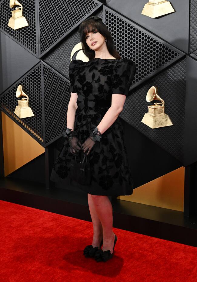 Lana del Rey desfiló por la alfombra roja de los Premios Grammy 2024 con un estilo gótico negro que se llevó a su vestido, sus complementos y sus zapatos.