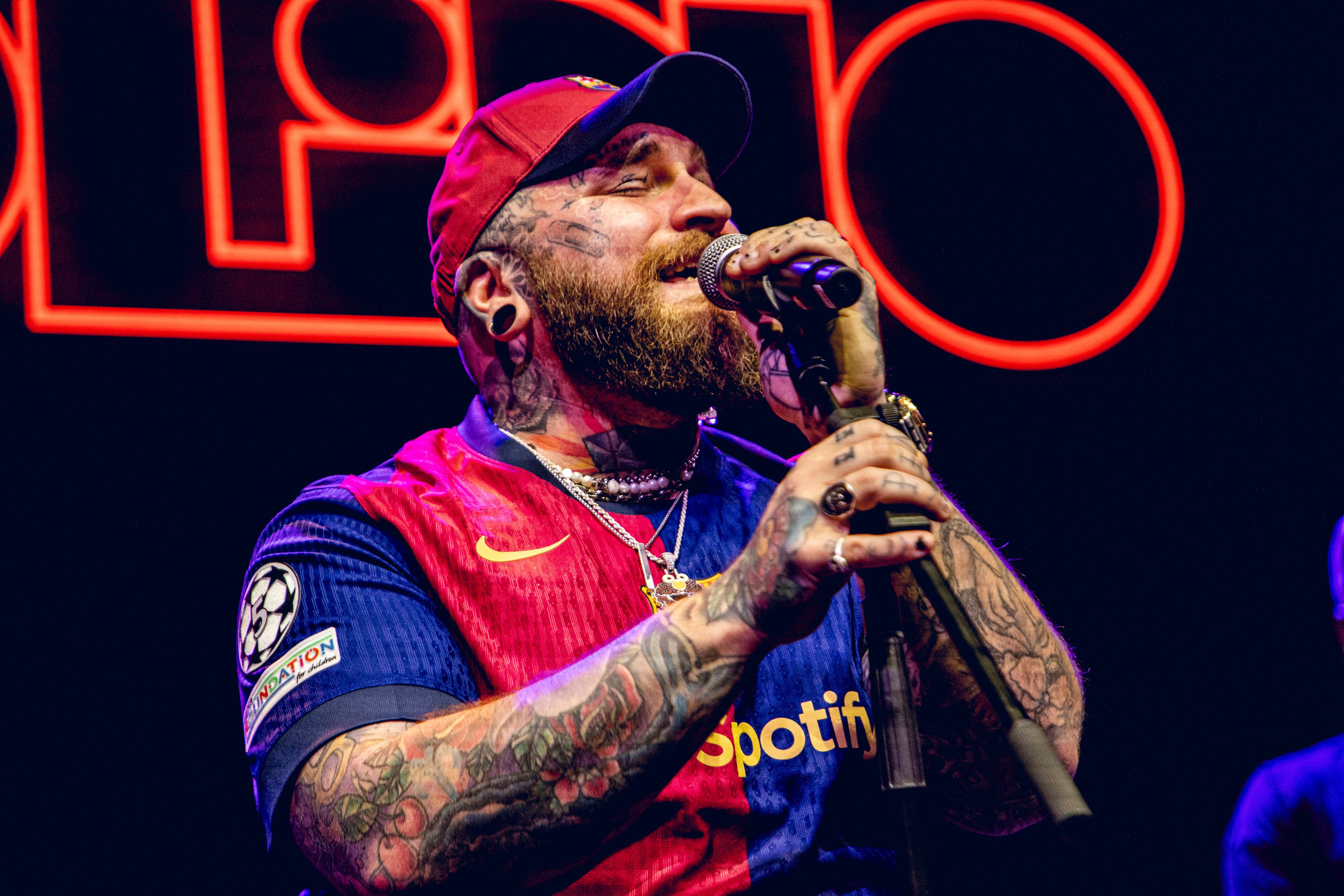 Teddy apareció enseguida sonriente y vestido con la equipación del Barça, zapatos Marteens y calcetines y gorra a juego con el conjunto.