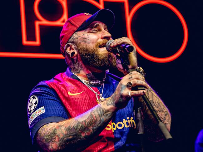 Teddy apareció enseguida sonriente y vestido con la equipación del Barça, zapatos Marteens y calcetines y gorra a juego con el conjunto.