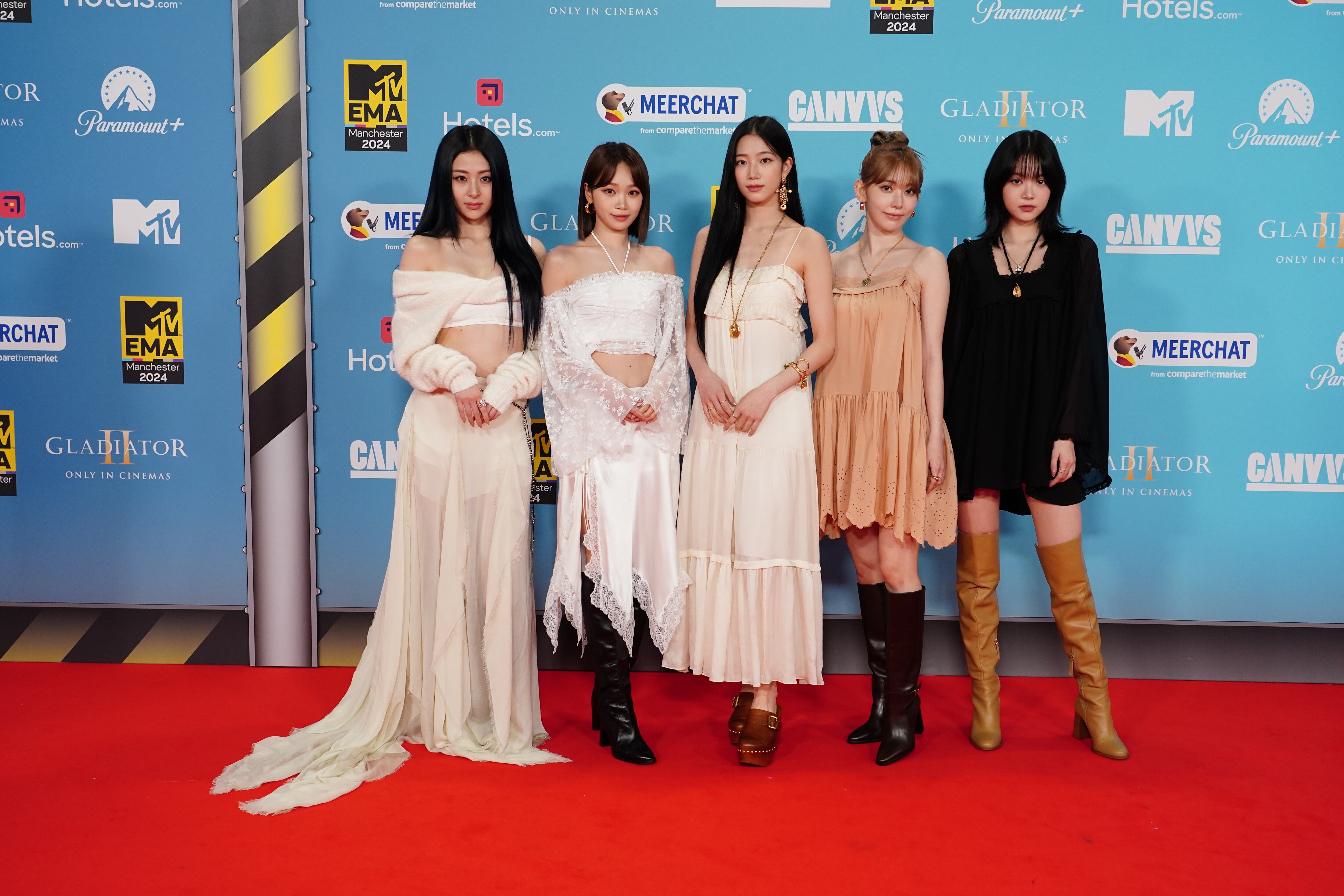 ·El grupo de K-pop arrasó con sus looks durante la previa y su actuación. Quizá el de la alfombra fue su estilismo menos disfrutón pero fueron muy aclamadas.