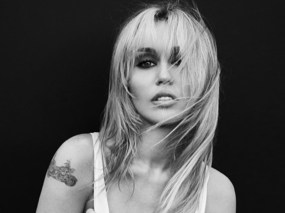 Miley nos invita a volver a la pista de baile al ritmo de 'Bass Persuades', su nueva canción