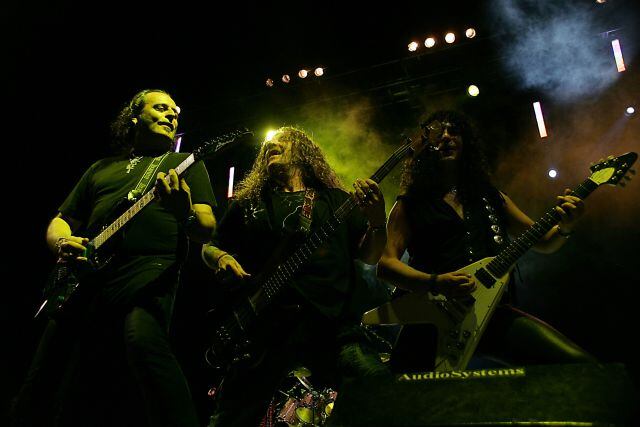 Carlitos, Peri y Frank de Mägo de Oz, durante un concierto en el 2010. 