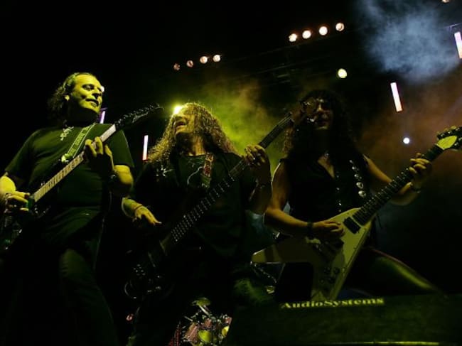 Carlitos, Peri y Frank de Mägo de Oz, durante un concierto en el 2010.