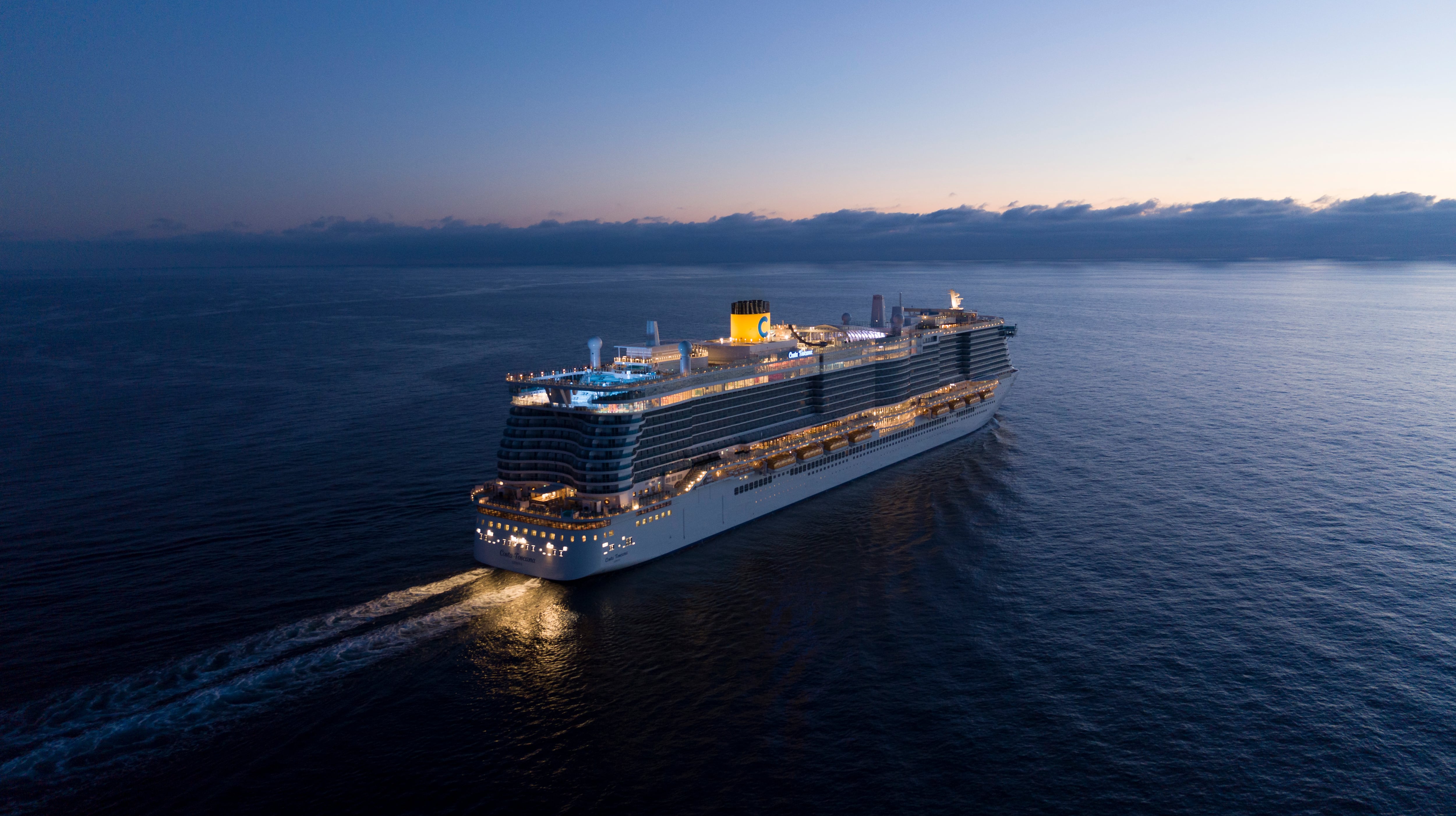 Costa Toscana navegando por el Mediterráneo al atardecer.