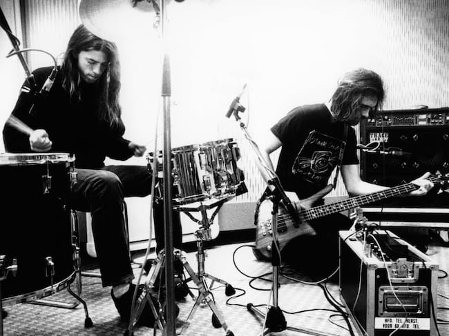 Dave Grohl y Krist Novoselic en un estudio de grabación