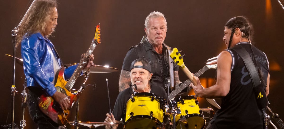 Kirk Hammett, Lars Ulrich, James Hetfield y Robert Trujillo durante en concierto de Metallica en el estadio Ford Field, en Detroit, el 12 de noviembre de 2023.