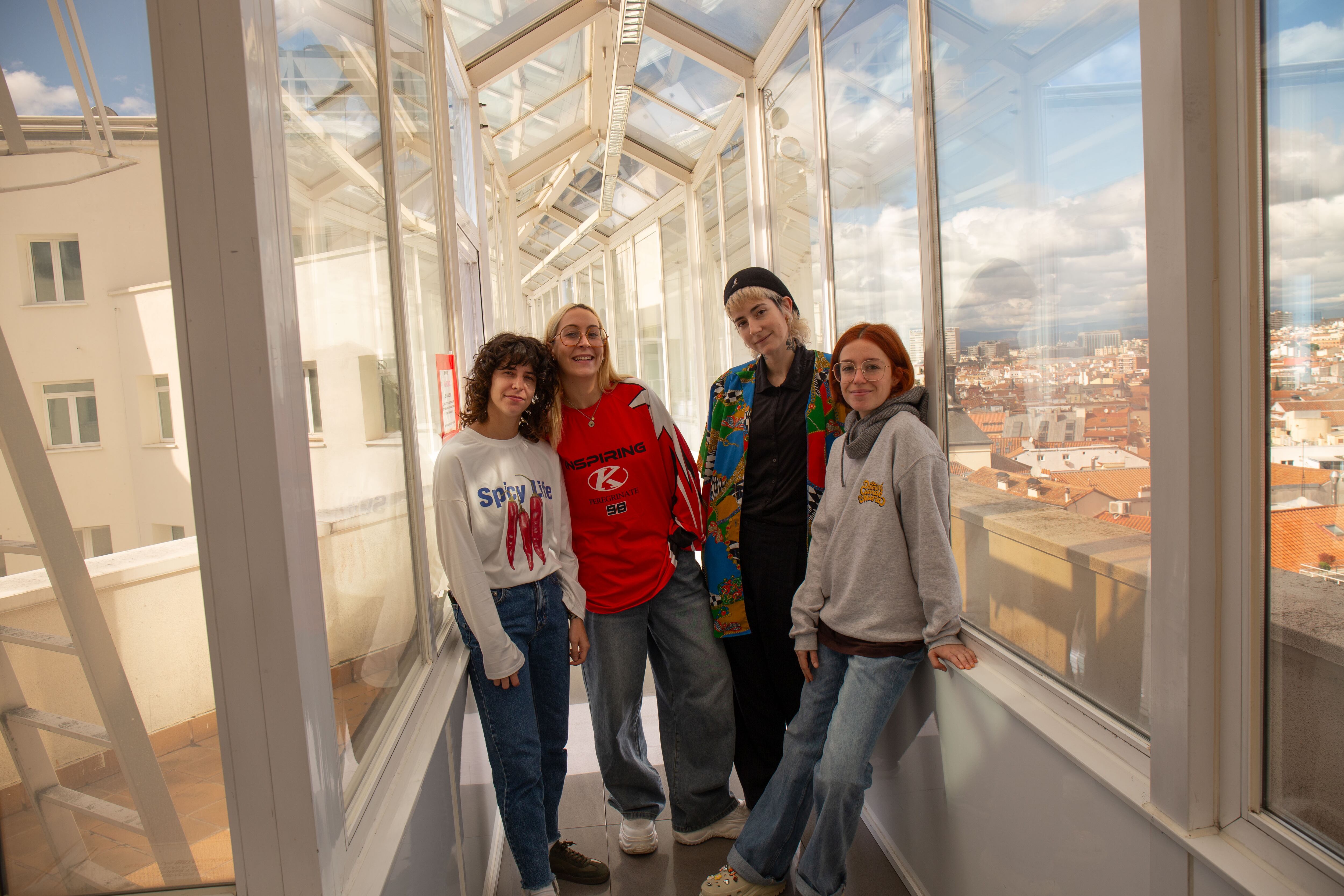 (De izq. a der.) Juls, Sandra, Raquel y Magüi de Ginebras en la terraza de LOS40