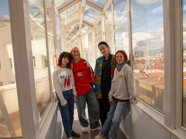 (De izq. a der.) Juls, Sandra, Raquel y Magüi de Ginebras en la terraza de LOS40