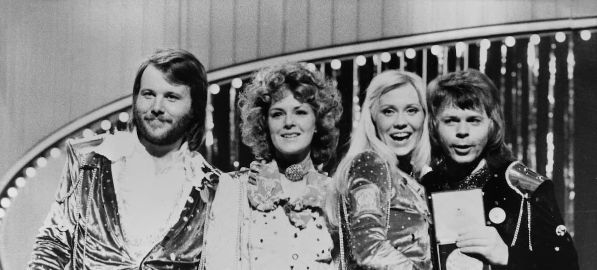 El grupo pop sueco ABBA (el cantante, compositor y músico sueco Benny Andersson, la cantante sueca de origen noruego Anni-Frid Lyngstad, la cantante y compositora sueca Agnetha Fältskog y el cantante, compositor y músico sueco Björn Ulvaeus) tras ganar el 19º Festival de Eurovisión, en el Brighton Dome de Brighton, East Sussex, Inglaterra, el 6 de abril de 1974. La canción ganadora de ABBA fue «Waterloo». (Foto de Central Press/Hulton Archive/Getty Images)
