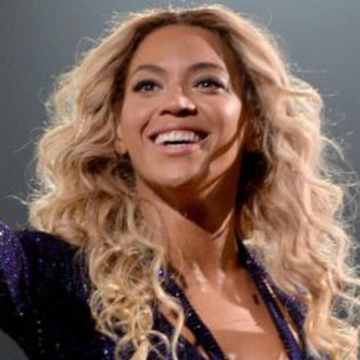 Unas fans sorprenden a Beyoncé arriba del escenario
