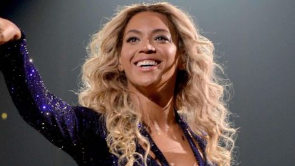 Unas fans sorprenden a Beyoncé arriba del escenario
