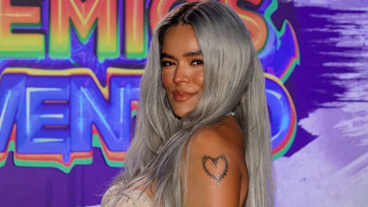 Karol G, deshinibida, explosiva y al natural en la playa: “No hagan zoom ¡Mamasota!”