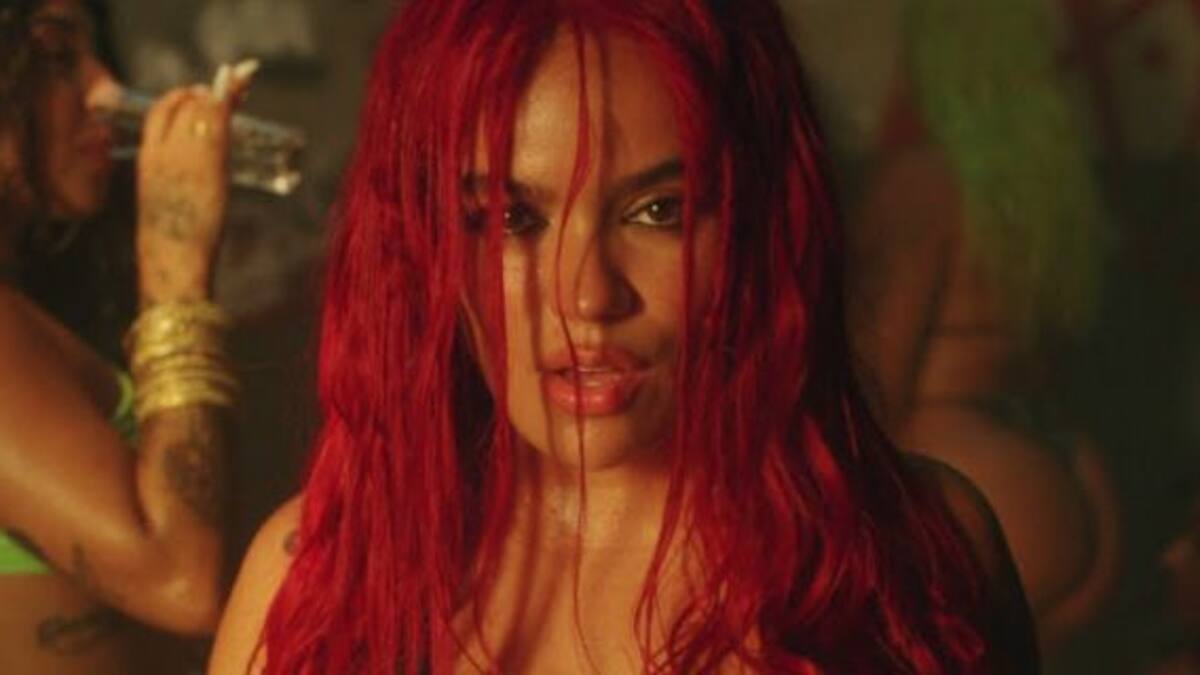 Karol G entró 'volando' al escenario en una Ferrari