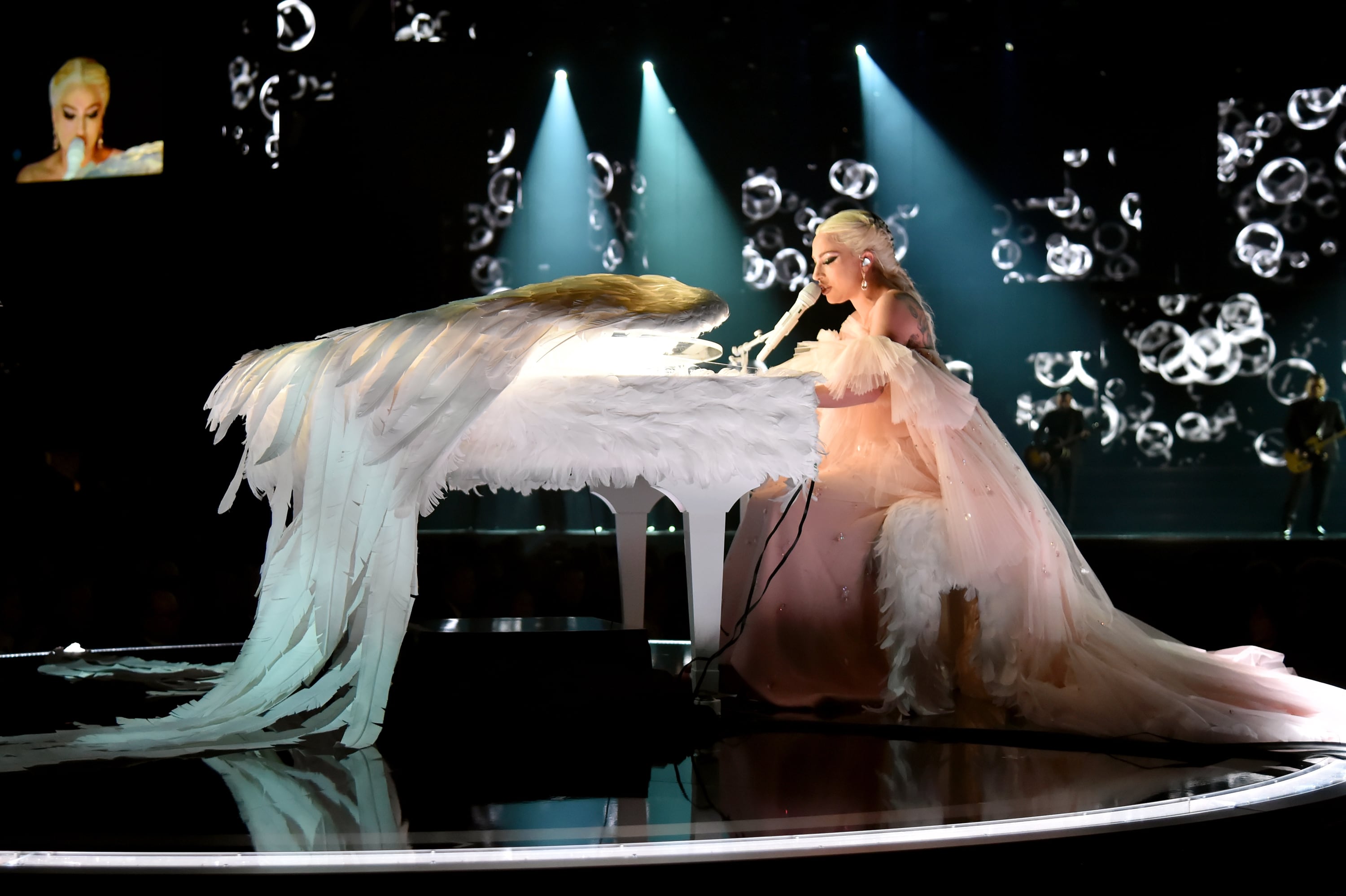 Lady Gaga cantando en los Grammy de 2018 en su propio lago de los cisnes. / Kevin Mazur/Getty