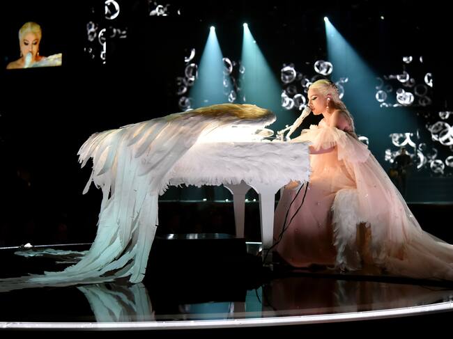 Lady Gaga cantando en los Grammy de 2018 en su propio lago de los cisnes. / Kevin Mazur/Getty