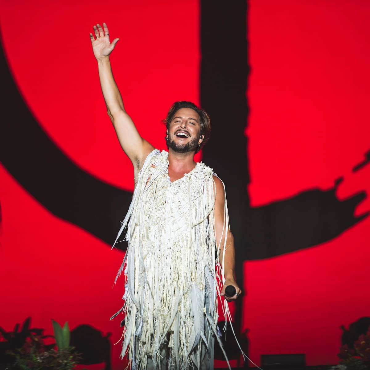 Manuel Carrasco invita a David Bisbal al estadio de La Cartuja de Sevilla y se coronan como los 'Reyes del Baile'