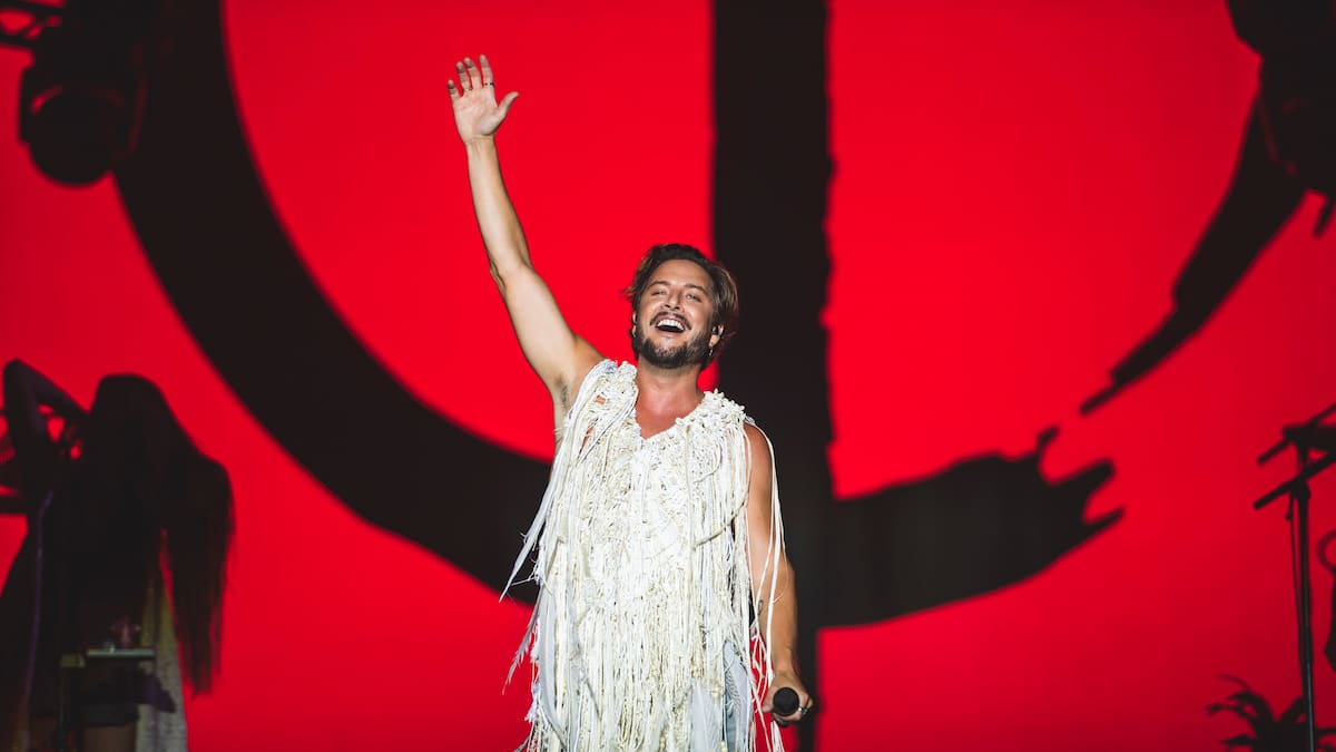Manuel Carrasco invita a David Bisbal al estadio de La Cartuja de Sevilla y se coronan como los 'Reyes del Baile'