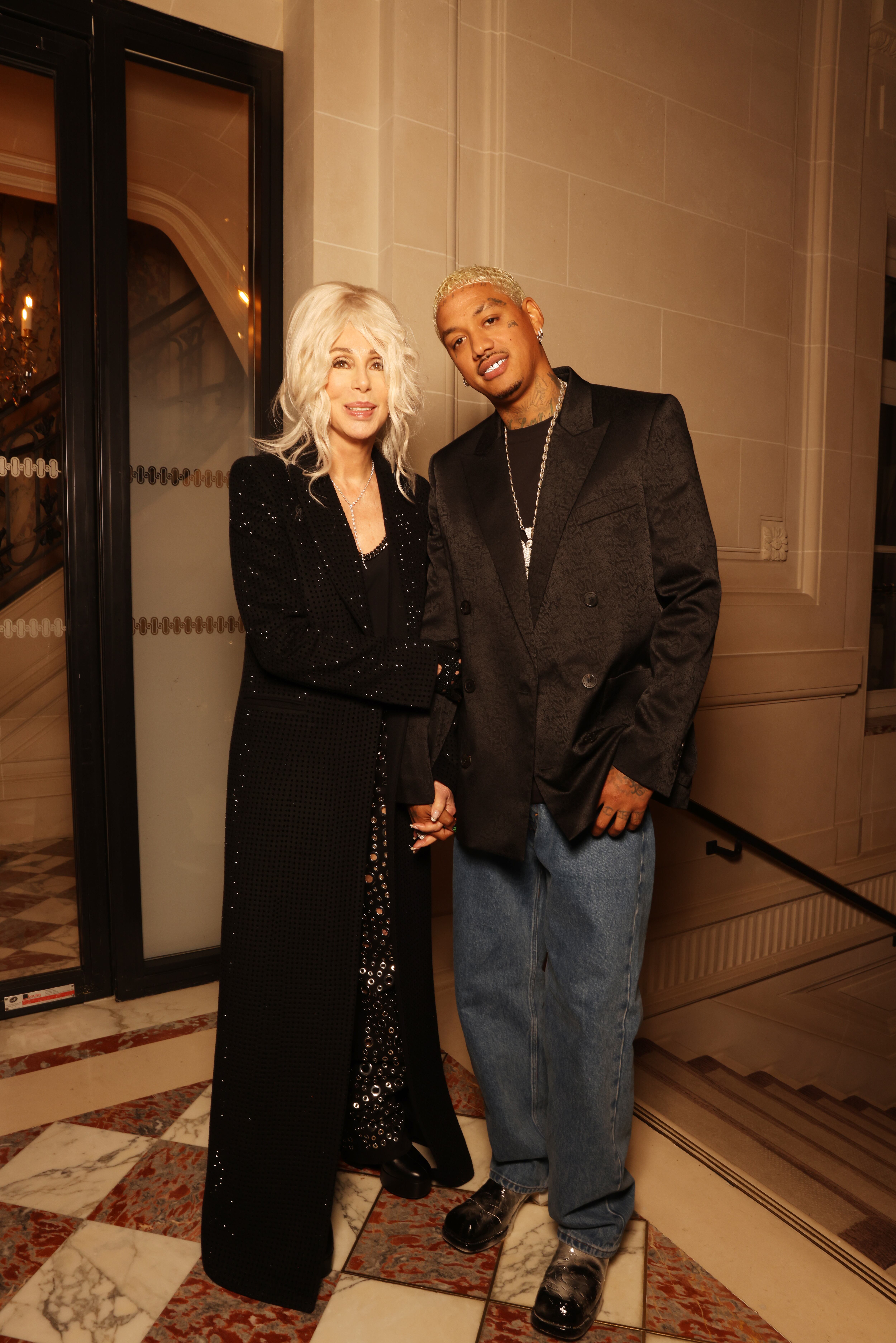 Una de las que tampoco ha querido perderse este escaparate ha sido Cher que ha abandonado su melena negra y la ha cambiado por una rubia. Aunque su mejor accesorio, para algunos, es su joven pareja que no se separó de ella más que cuando tuvo que posar con Tyga y Vetements en el desfile.