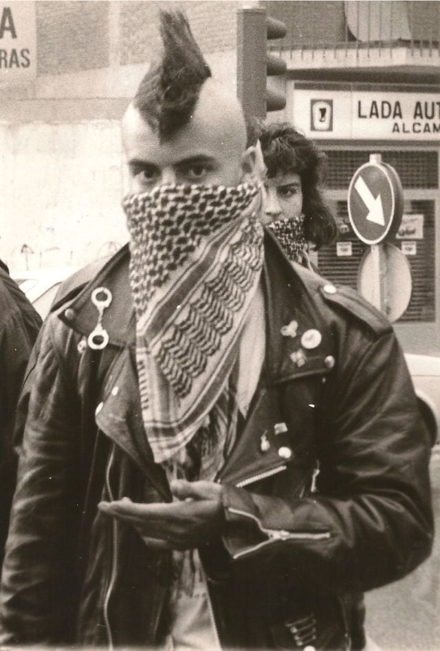 Chico punk en una marcha anti OTAN 1989