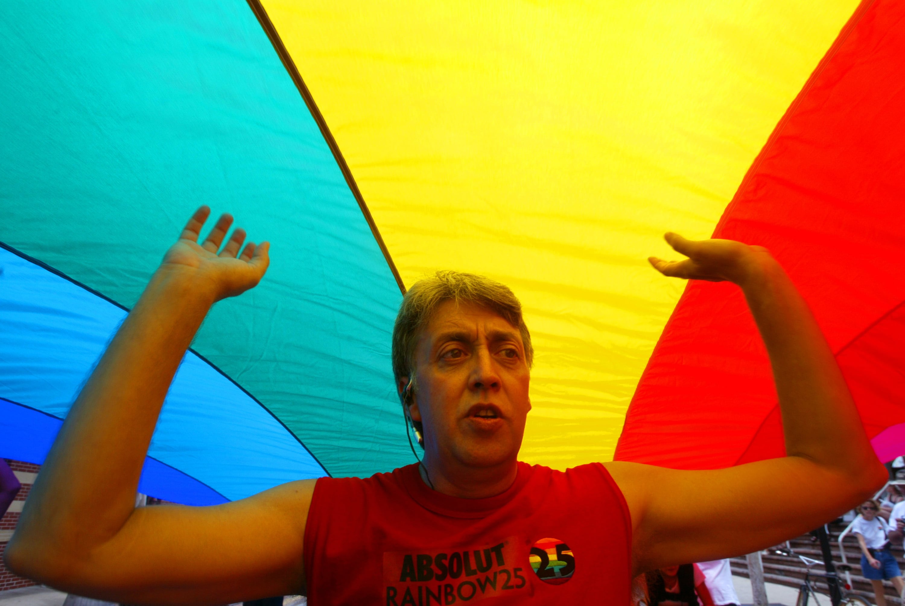 El creador de la primera bandera arcoíris, Gilbert Baker, el 15 de junio de 2003.