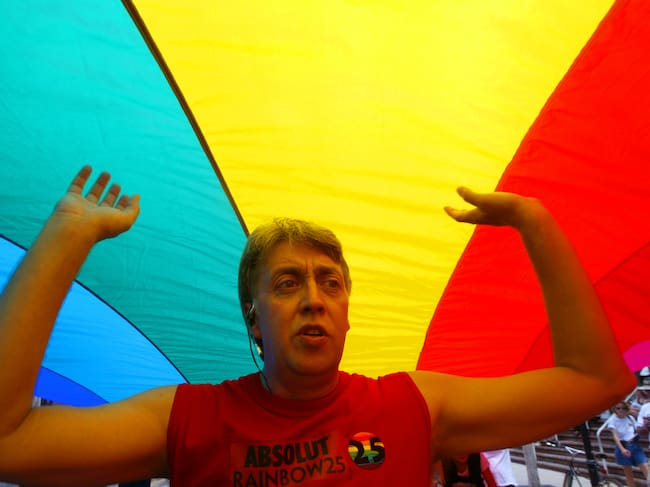 El creador de la primera bandera arcoíris, Gilbert Baker, el 15 de junio de 2003.