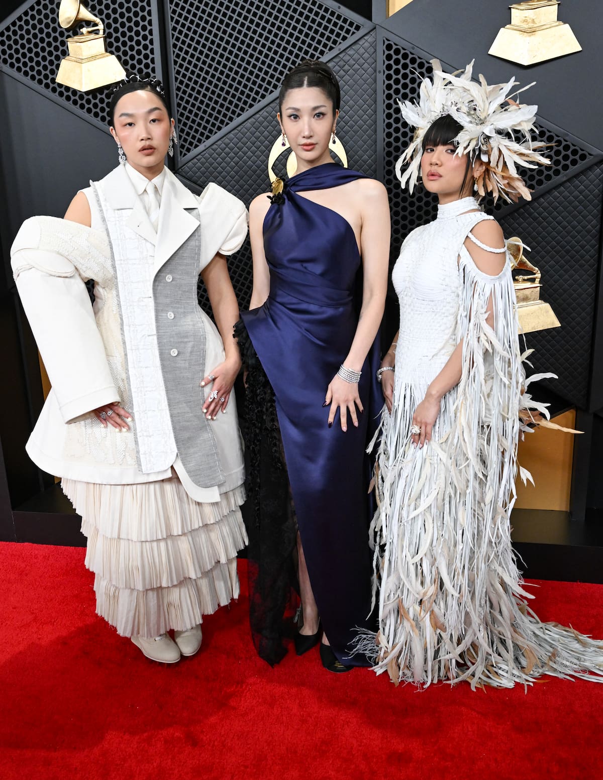 Las guerreras del K-Pop han sido una de las grandes revelaciones del último año y Huntr/x no podía faltar a la gala en la que, además, estaban nominadas y sus looks no han pasado desapercibidos. Audrey Nuna, con un diseño de Thom Browne; Ejae, con vestido de Dior; y Rei Ami, con un vestido blanco de plumas.