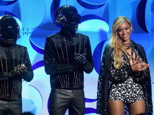 El dúo francés Daft Punk junto a Beyoncé en un acto en Nueva York en 2015. 