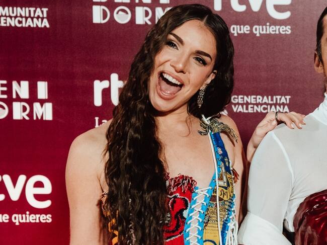 Inés Hernand elige un vestido de lo más atrevido con bufandas de equipos deportivos y Jordi Cruz recupera su lado más &#039;Art Attack&#039;, pues ha recreado el corset que utilizó Blanca Paloma en Eurovisión.