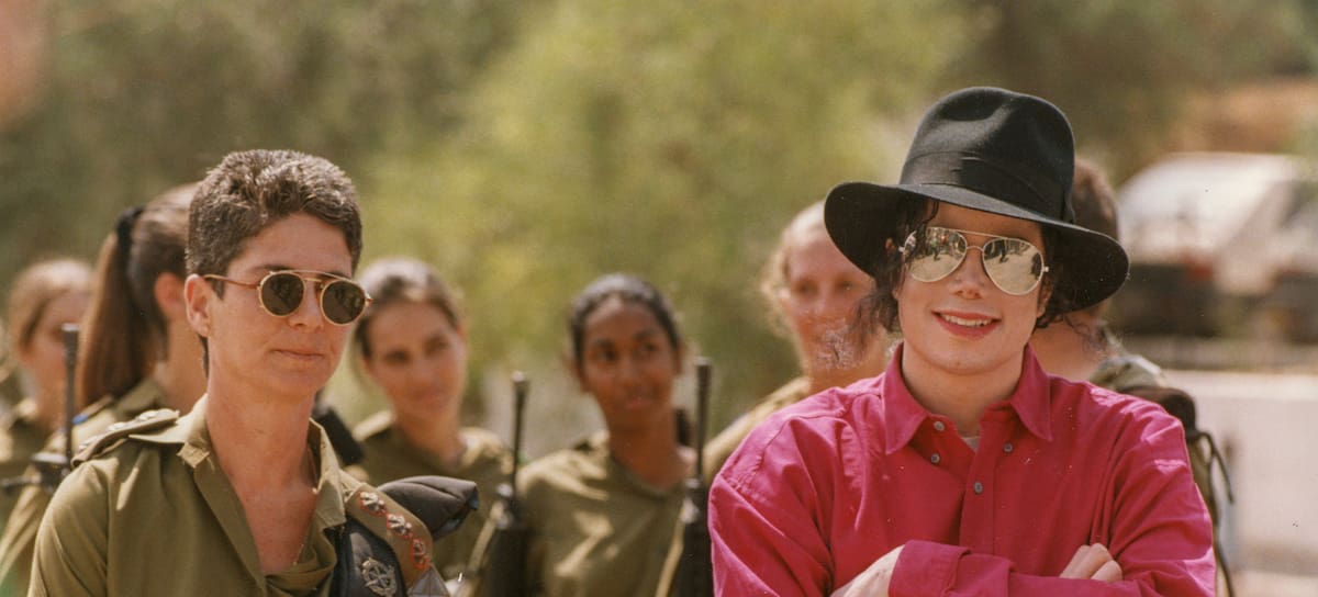 Michael Jackson visita a las mujeres soldado del Tsahal (ejército israelí) en septiembre de 1993, en Tel Aviv, Israel.