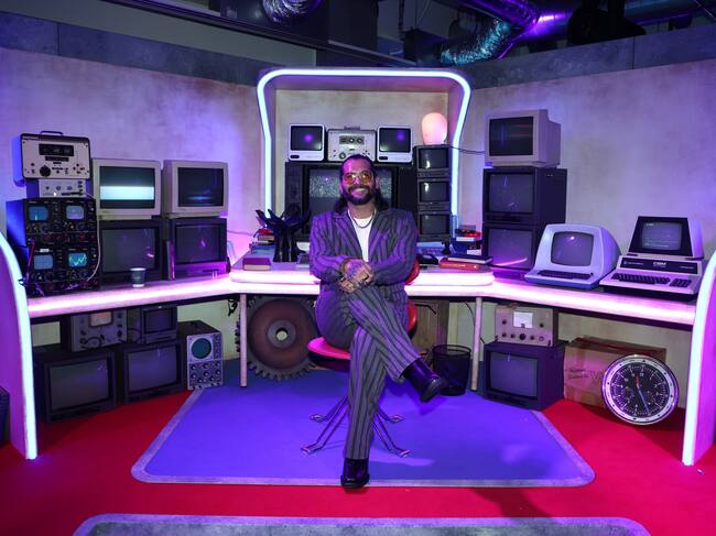 Angel Manuel Soto en una réplica de la guarida de Blue Beetle.