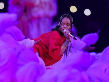 Cosas que no viste del show de Rihanna: Una intérprete de signos estelar y un montaje de escenario brutal